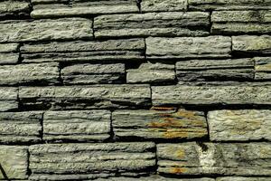 une pierre mur avec beaucoup différent couleurs photo