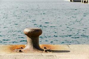 une métal Publier sur le bord de une jetée photo