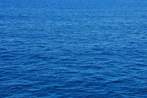le océan est bleu et calme photo