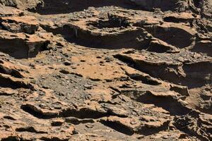 une Roche formation avec beaucoup des trous et des fissures photo