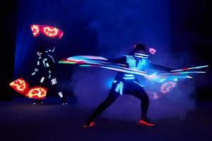 spectacle laser, danseurs en costumes led avec lampe led, très belle performance en boite de nuit, fête photo