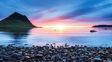 le coucher de soleil pittoresque sur les paysages et les cascades. montagne de Kirkjufell. Islande photo