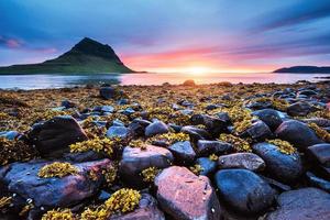 le coucher de soleil pittoresque sur les paysages et les cascades. montagne de Kirkjufell. Islande photo