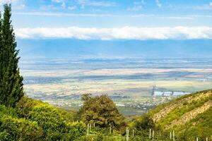 au dessus vue de alazan vallée de bodbe dans kakheti photo