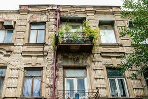 façade de vieux minable Urbain maison dans tbilissi ville photo