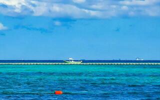 bateaux yachts navire catamaran jetée plage playa del Carmen Mexique. photo