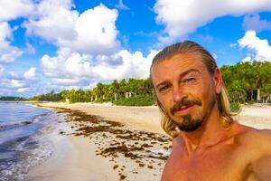 Masculin touristique en voyageant homme prise selfie playa del Carmen Mexique. photo