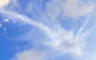 ciel bleu avec chemtrails chimiques cumulus nuages ciel d'ondes scalaires. photo