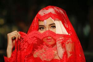 Indonésie, 2021 - gros plan d'une femme en hijabi rouge photo