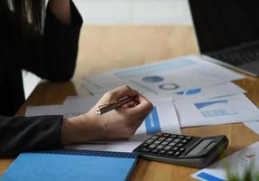 concept comptable, le personnel comptable résume le budget de l'entreprise.