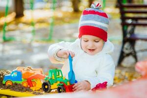 le enfant pièces voitures sur le terrain de jeux photo