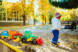 le enfant pièces voitures sur le terrain de jeux photo