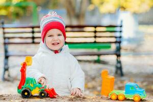 le enfant pièces voitures sur le terrain de jeux photo