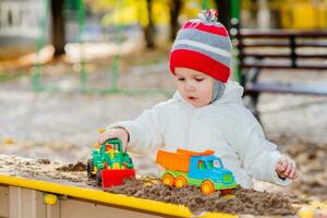 le enfant pièces voitures sur le terrain de jeux photo