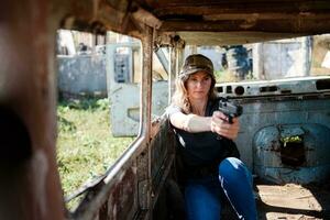 une fille avec une pistolet dans sa main apprend à tirer à le tournage intervalle photo