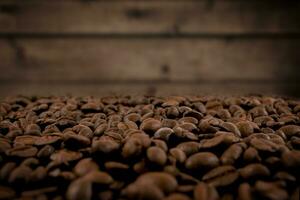 café des haricots sur une en bois mur Contexte. café comme le début de le journée. photo