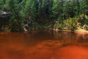 rouge lac. un de le quatre coloré des lacs à le pied de le wielka kopa Montagne photo