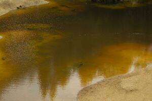 rouge lac. un de le quatre coloré des lacs à le pied de le wielka kopa Montagne photo