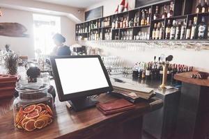 beau tout nouveau restaurant européen au centre-ville avec une bouteille de boisson alcoolisée floue photo