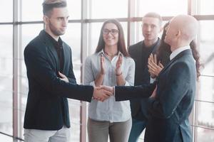 deux hommes d'affaires confiants se serrant la main lors d'une réunion au bureau, le succès, la négociation, l'accueil et le concept de partenaire