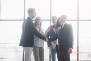 deux hommes d'affaires confiants se serrant la main lors d'une réunion au bureau, le succès, la négociation, l'accueil et le concept de partenaire