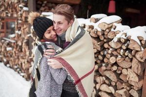 heureux jeune couple dans le parc d'hiver s'amusant.famille à l'extérieur. photo