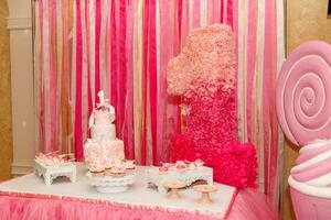 magnifique gâteau, bonbons et gâteau avec une unité photo