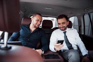 les deux anciens amis d'affaires concluent un nouvel accord dans un cadre informel à l'intérieur de la voiture