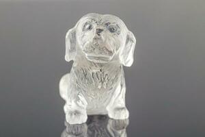 magnifique statuette de une chien de le minéral topaze sur une gris Contexte photo