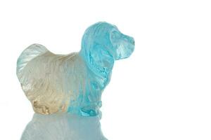 magnifique statuette de une chien de le minéral topaze sur une blanc Contexte photo