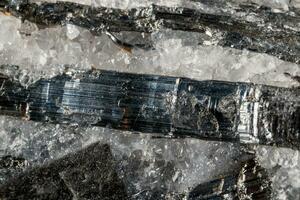macro minéral pierre stibine quartz sur une noir Contexte photo