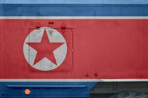 Nord Corée drapeau représenté sur côté partie de militaire blindé un camion fermer. armée les forces conceptuel Contexte photo