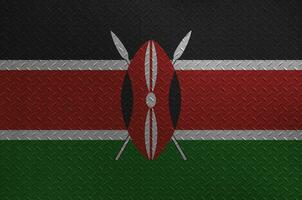 Kenya drapeau représenté dans peindre couleurs sur vieux brossé métal assiette ou mur fermer. texturé bannière sur rugueux Contexte photo