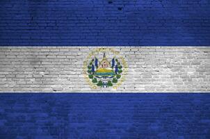 el Salvador drapeau représenté dans peindre couleurs sur vieux brique mur. texturé bannière sur gros brique mur maçonnerie Contexte photo