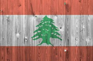 Liban drapeau représenté dans brillant peindre couleurs sur vieux en bois mur. texturé bannière sur rugueux Contexte photo