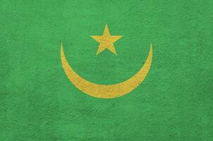 drapeau de la mauritanie représenté dans des couleurs de peinture vives sur un vieux mur de plâtrage en relief. bannière texturée sur fond rugueux photo