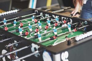 baby-foot dans le centre de divertissement. image en gros plan de joueurs en plastique dans un match de football photo