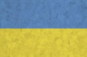 Ukraine drapeau représenté dans brillant peindre couleurs sur vieux le soulagement plâtrage mur. texturé bannière sur rugueux Contexte photo
