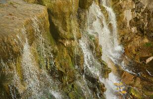 magnifique cascade entre grand rochers dans l'automne forêt. sofievski parc dans homme, Ukraine photo