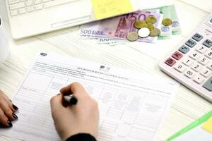 Kyiv, Ukraine - octobre 31, 2023 comptable remplir français impôt forme 2041e retenue impôt déclaration dans fin de impôt période. Imposition et formalités administratives routine photo
