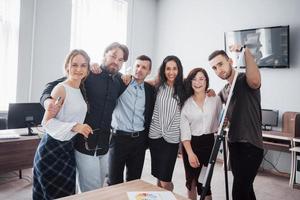 portrait d'une équipe créative heureuse au bureau photo