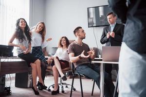 jeunes collègues heureux discutant lors d'une réunion au bureau créatif photo