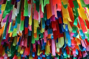 coloré rubans sont flottant dans le vent. abstrait multicolore Contexte photo