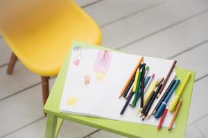 un cadre avec un enfant qui se noie et des crayons de couleur photo