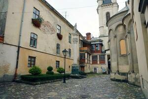 lviv, ukraine - 11 septembre 2022 vue sur la rue de la vieille ville historique de lviv, ukraine photo