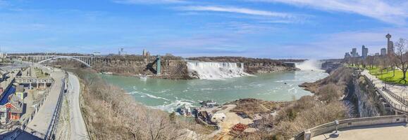 panoramique image plus de niagara chutes avec bleu ciel et arc en ciel dans été photo