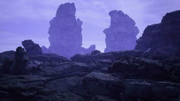 pierre désert de destruction de le vieux montagnes et collines rempli avec brillant bleu lumière. conception. abstrait extraterrestre terre ou planète. photo