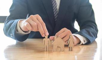concept d'échange de maison le planificateur familial présente le plan d'achat de maison.