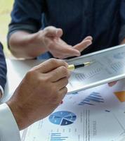 le personnel présente le travail sur la tablette avec les cadres. photo