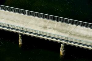 un aérien vue de une pont plus de l'eau photo